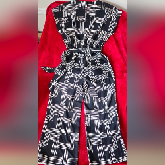 Ann Taylor Factory Black & White Geometric Pattern Wide Leg Jumpsuit - Size M - Picture 2 of 6